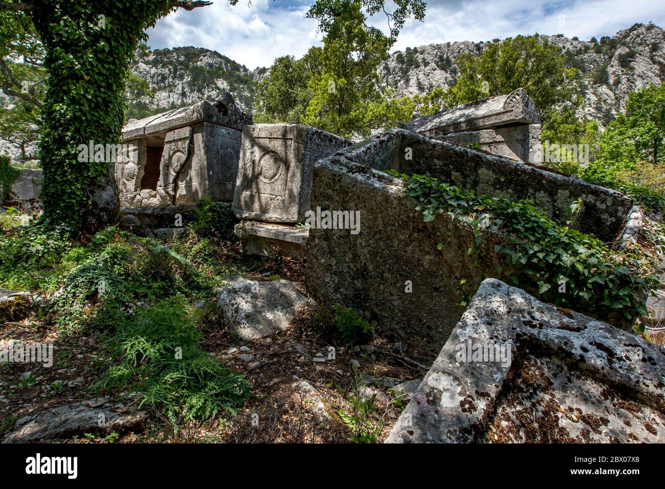 Zerbrochener Stein geschnitzte Sarkophage sitzen verstreut in der unteren Nekropole an der antiken Stätte von Termessos in der Türkei. Stockfoto