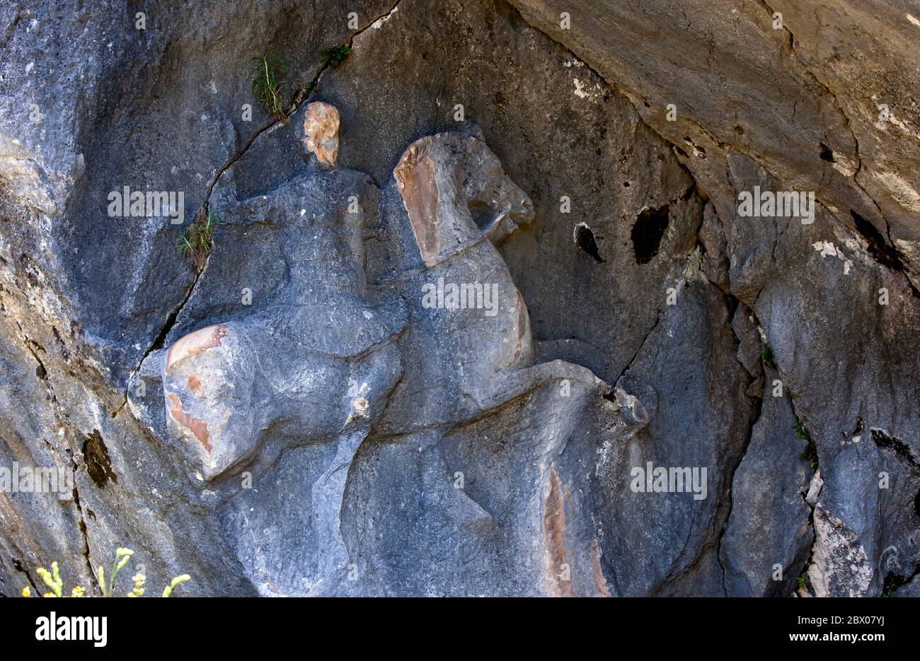 Ein Beispiel griechisch-mazedonischer Grabkunst, die einen Krieger zeigt, der ein Pferd im 4. Jahrhundert v. Chr. in Termessos in der Türkei reitet. Stockfoto