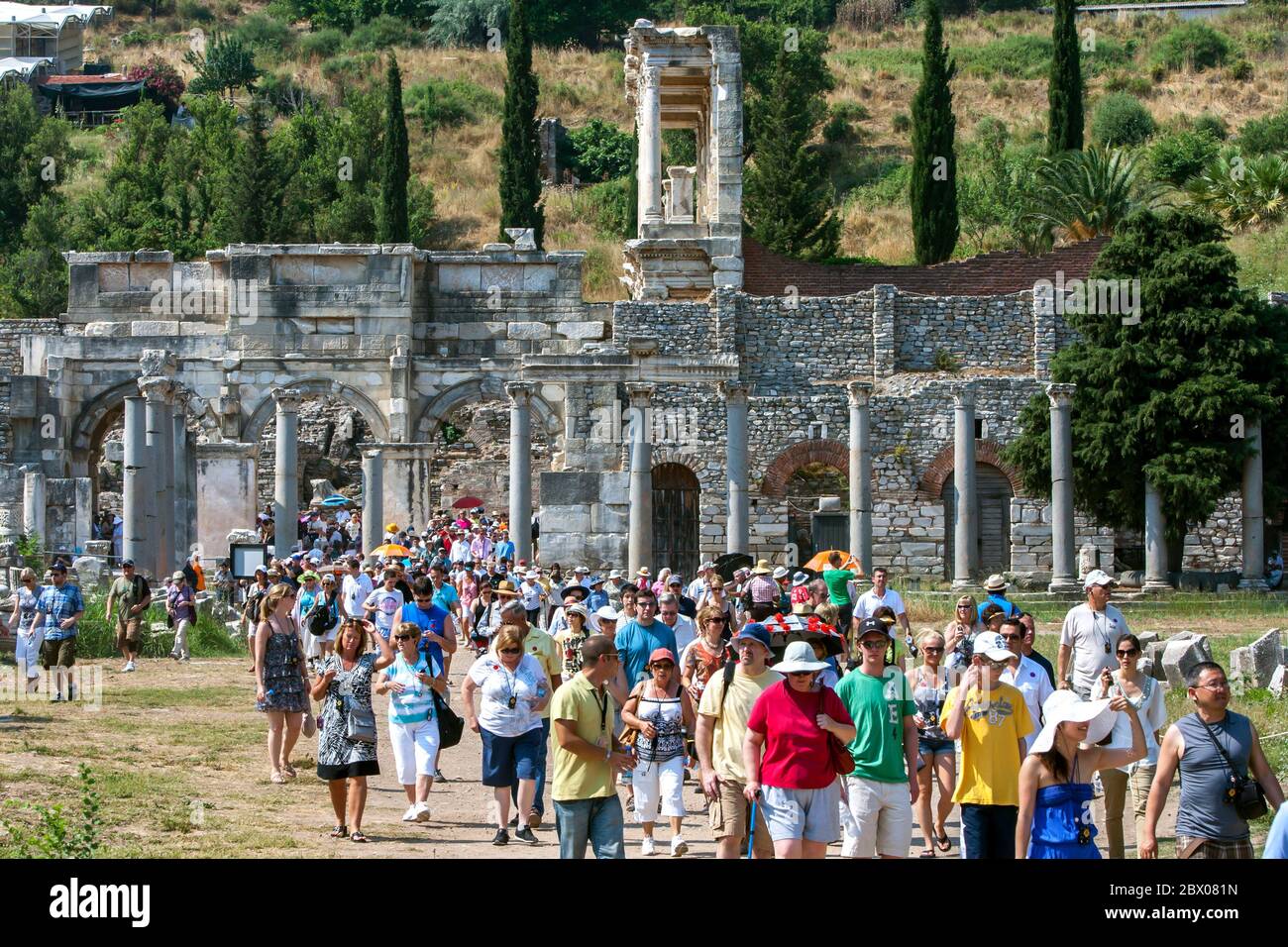 Hunderte von Touristen laufen von der Bibliothek von Celsus durch das Augustustor an der antiken Stätte Ephesus in Selcuk in der Türkei. Stockfoto