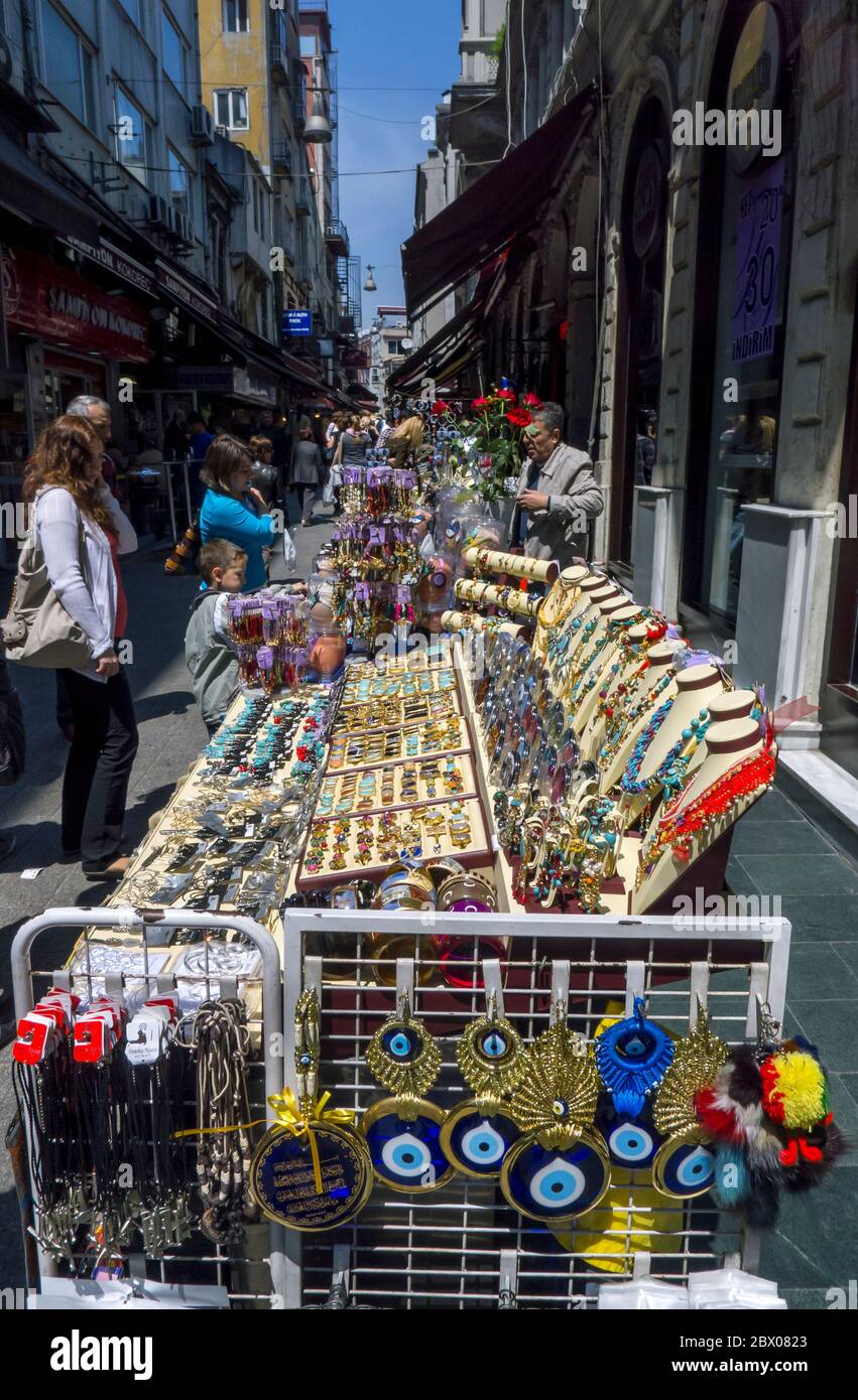 Ein Straßenstand im Taksim-Viertel von Istanbul in der Türkei, der verschiedene Souvenirs und Schmuck verkauft. Stockfoto