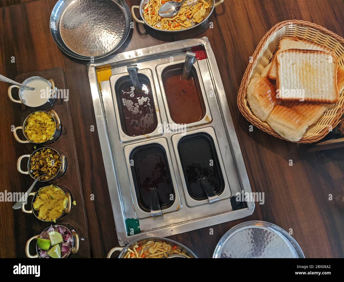 Tandoori Misal Gericht meist zum Frühstück oder als Mittagssnack mit Brot gegessen Stockfoto