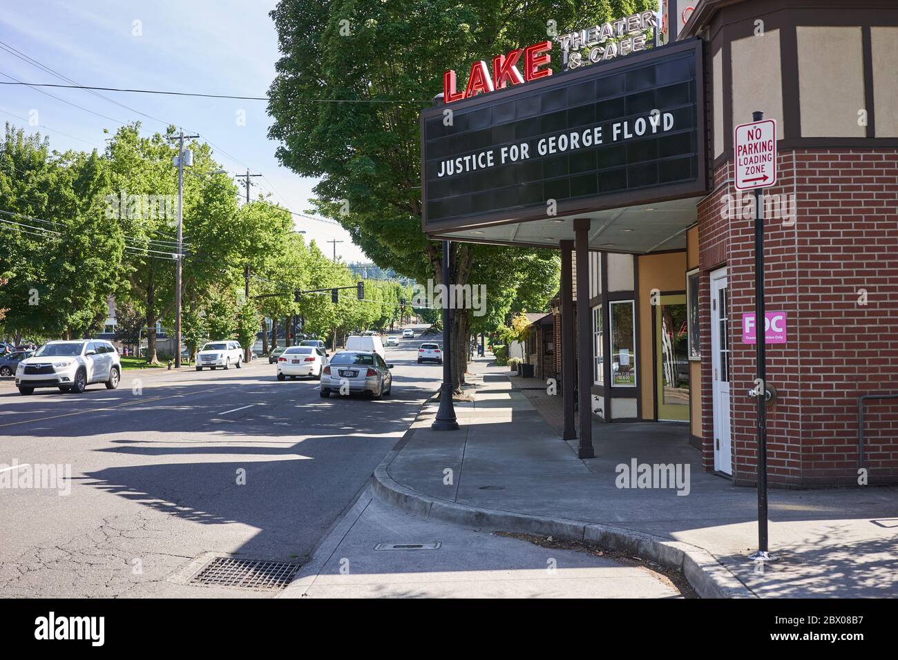 Die Kinoleinwand eines lokalen Theaters in Lake Oswego, Oregon, zeigt Solidarität mit dem landesweiten Protest, der Gerechtigkeit für George Floyd fordert. Stockfoto