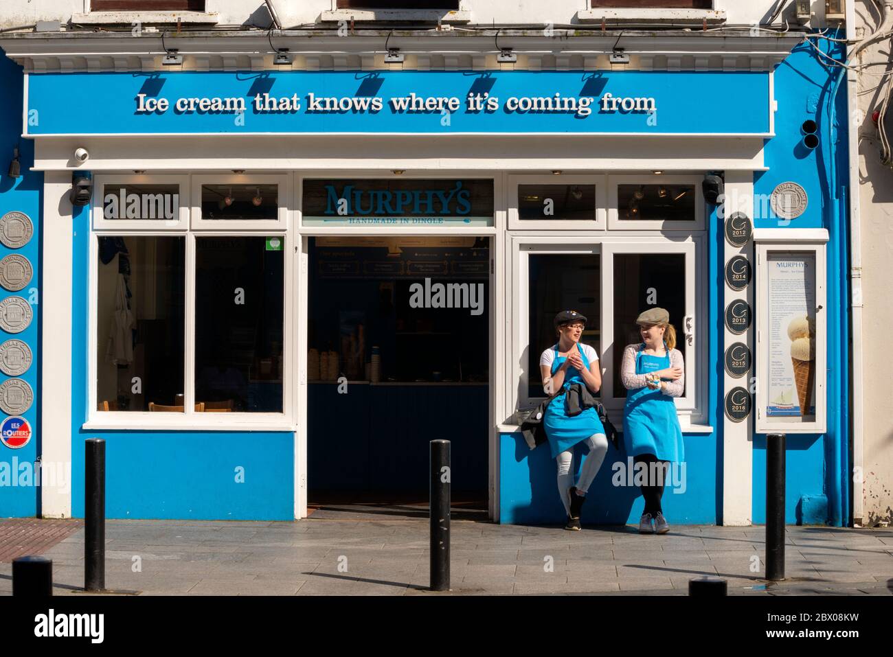 Murphys Eisspezialisten warten auf Kunden und bieten Touristen kostenlose Eisproben in der Main Street in Killarney, County Kerry, Irland an Stockfoto