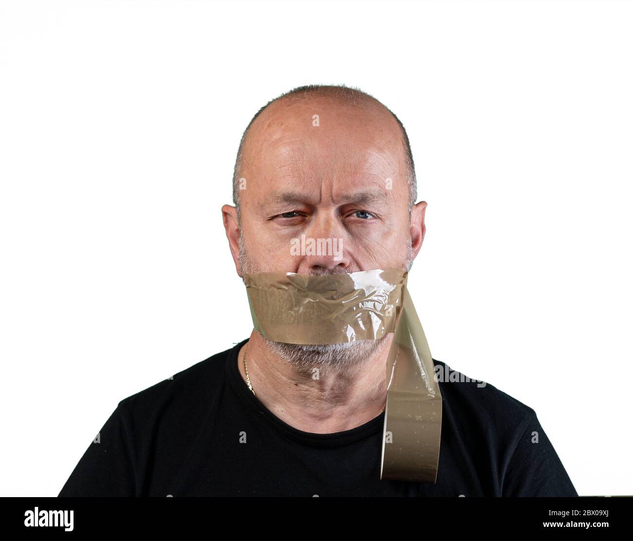 Ein Mann mit dem Mund mit Klebeband bedeckt Stockfoto