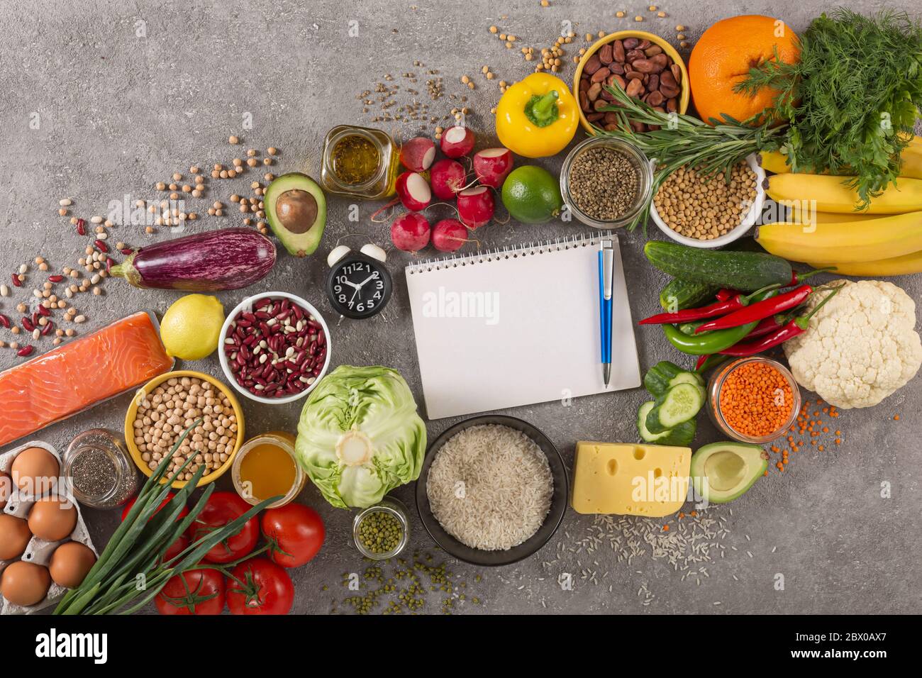 Meal Plan Set Produkte für die Ernährung Plan. Eine Vielzahl von sauberen Produkten, Notebook, Wecker. Ernährung, Vegetarismus, Gewichtsverlust, top-view Stockfoto