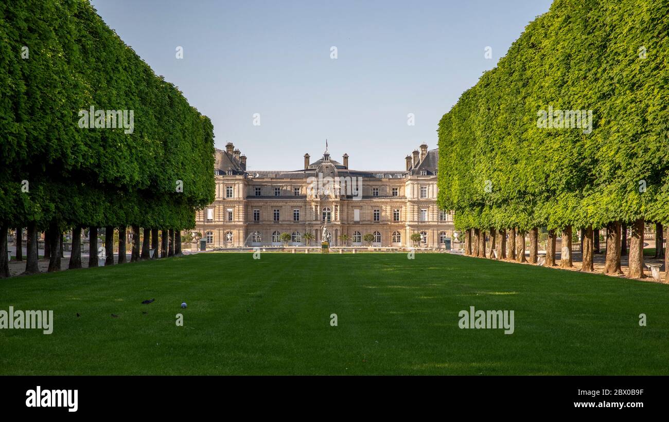 Paris, Frankreich - 23. April 2020: Luxemburg Palast und Park in Paris, der Jardin du Luxembourg, einer der schönsten Gärten in Paris während der Lockd Stockfoto