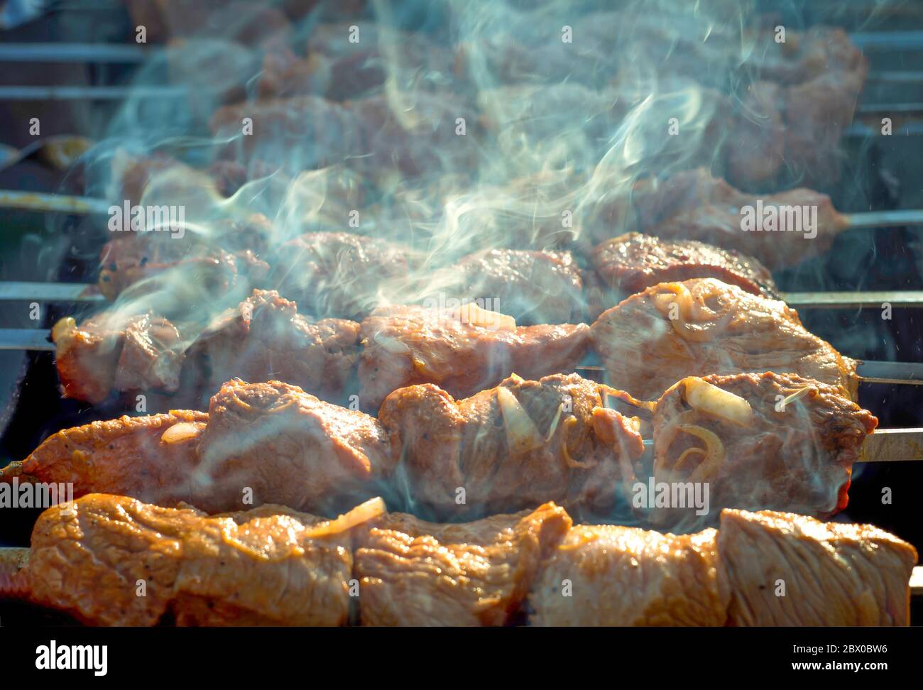 Fleisch vom Grill. Morgen BBQ. Kochen Grill auf dem Grill mit Rauch. Koch  Frisch mariniertes Fleisch mit Zwiebeln. Grill Mariniertes Grill auf t  bereit ist Stockfotografie - Alamy
