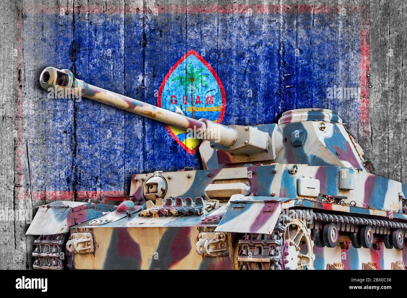 Militärpanzer mit Beton-Guam-Flagge Stockfoto