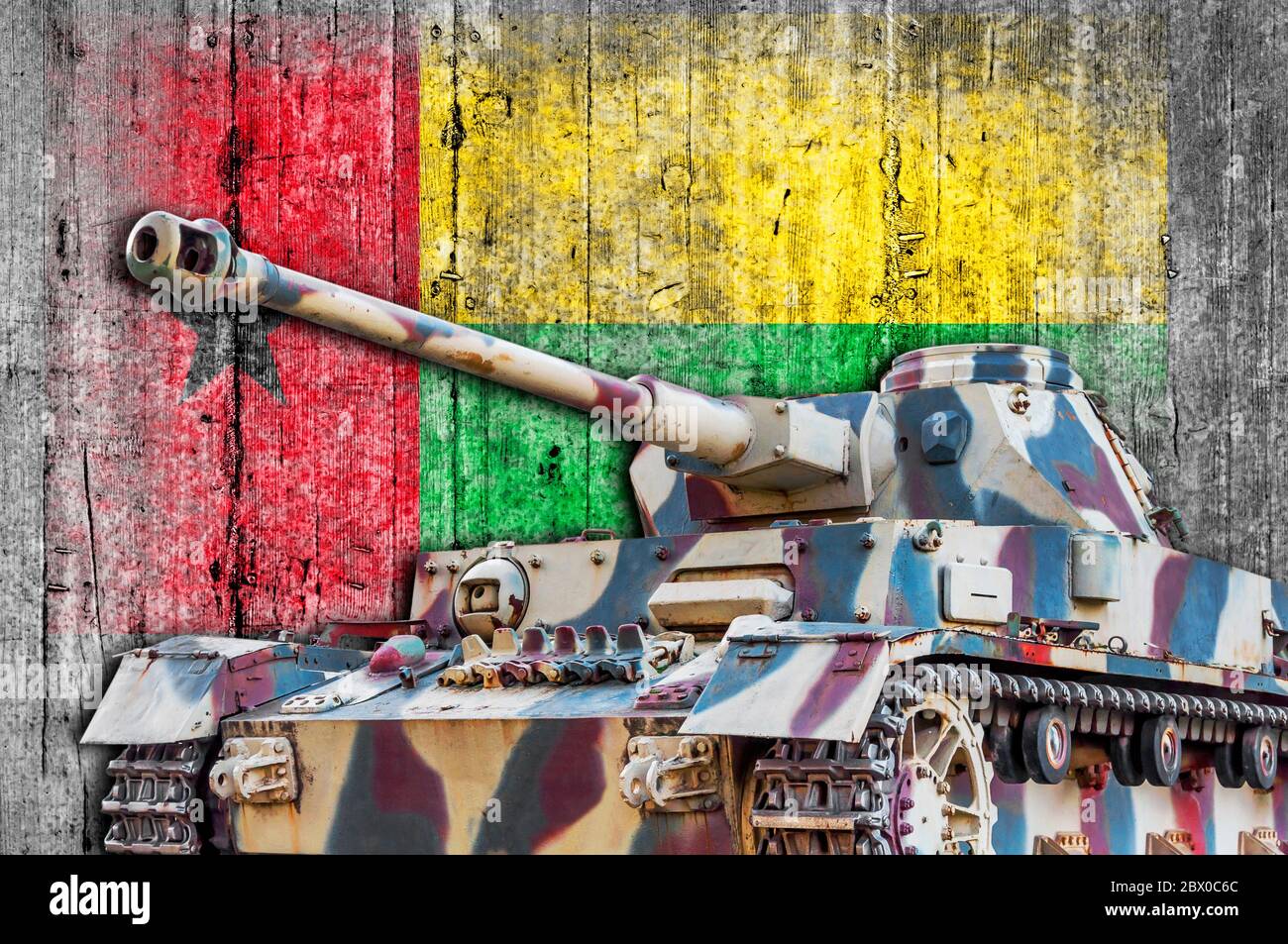 Militärpanzer mit Betonflagge aus Guinea Bissau Stockfoto