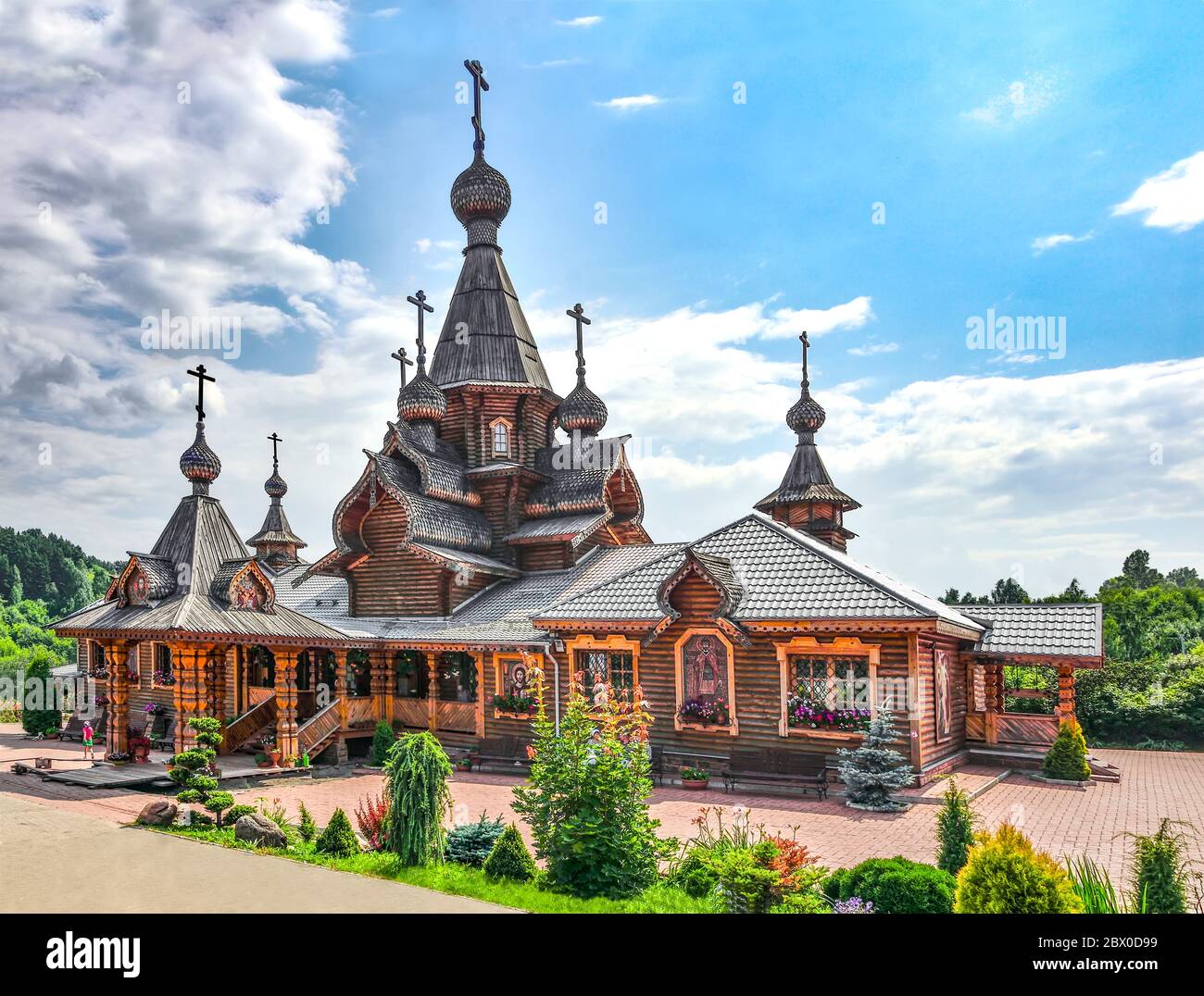 Nowokuznezk, Russland - 29. Juli 2019: Christlicher Tempel des Heiligen Märtyrers Johannes der Krieger. Vintage-Technologien für den Bau in Traditionen von Stockfoto