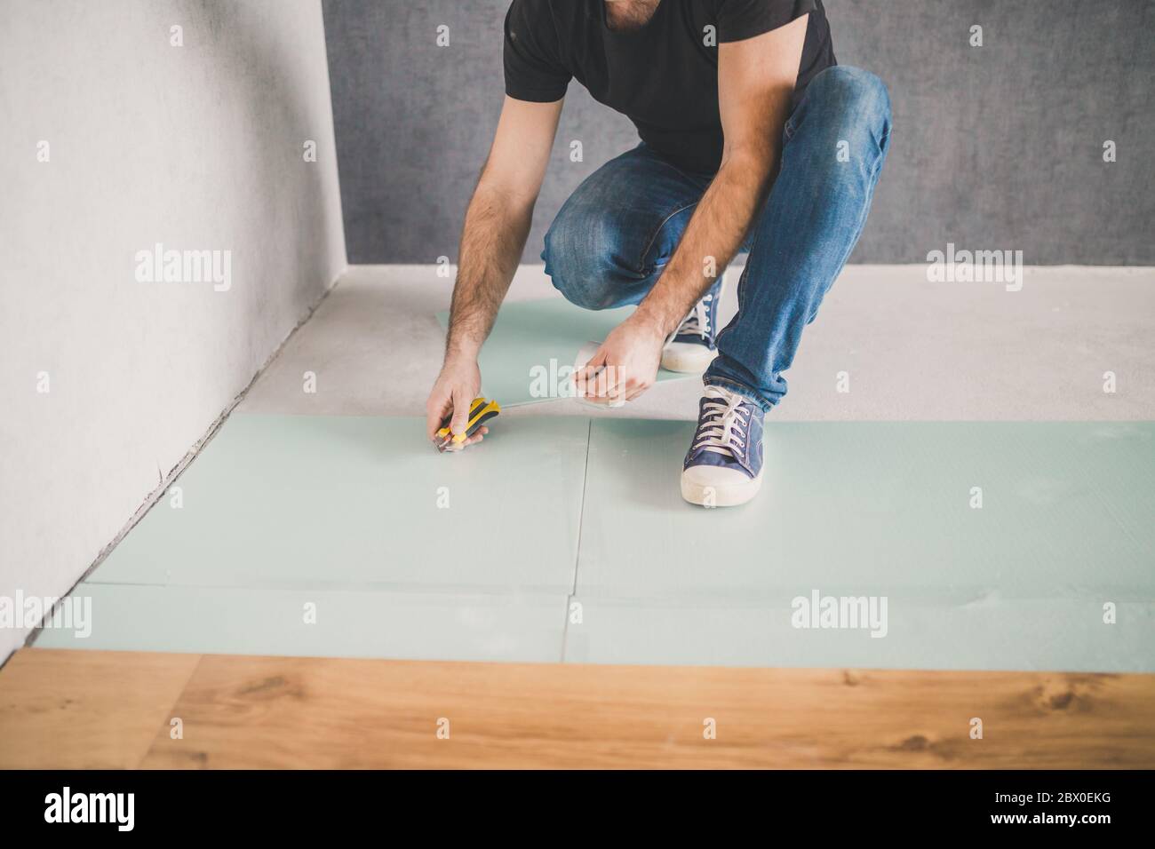 Beenden Sie die Arbeit zu Hause - legen Sie einen neuen Laminatboden Stockfoto