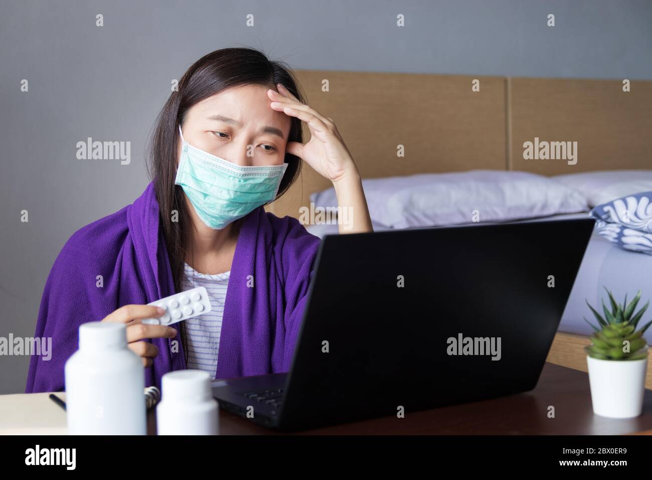 Patienten verwenden Remote-Entfernung Videokonferenz, Online-Beratung mit Arzt auf Laptop-Computer-Anwendung über Krankheit, Medikamente per Video Stockfoto