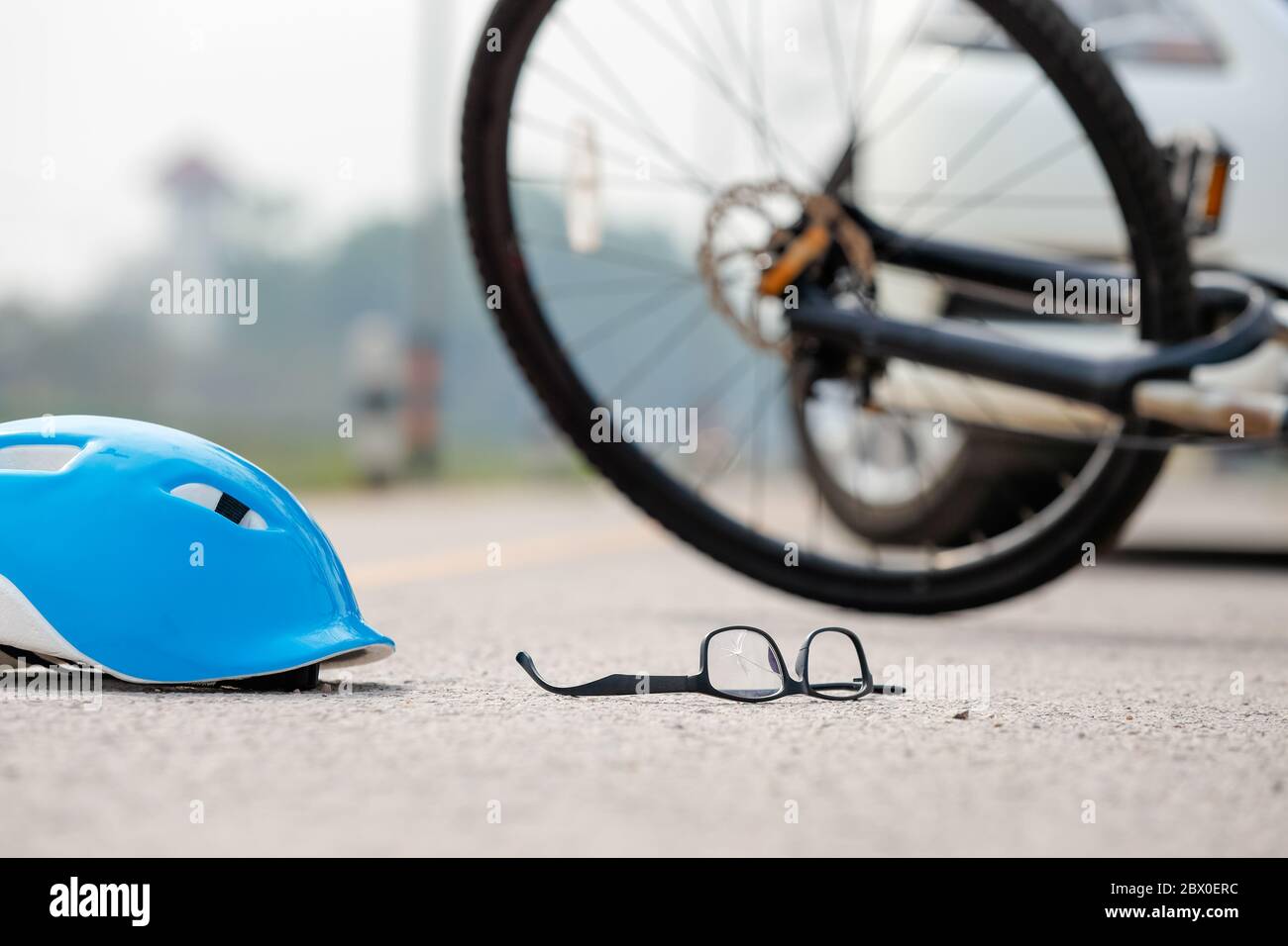 Unfall Autounfall mit Fahrrad auf der Straße. Stockfoto