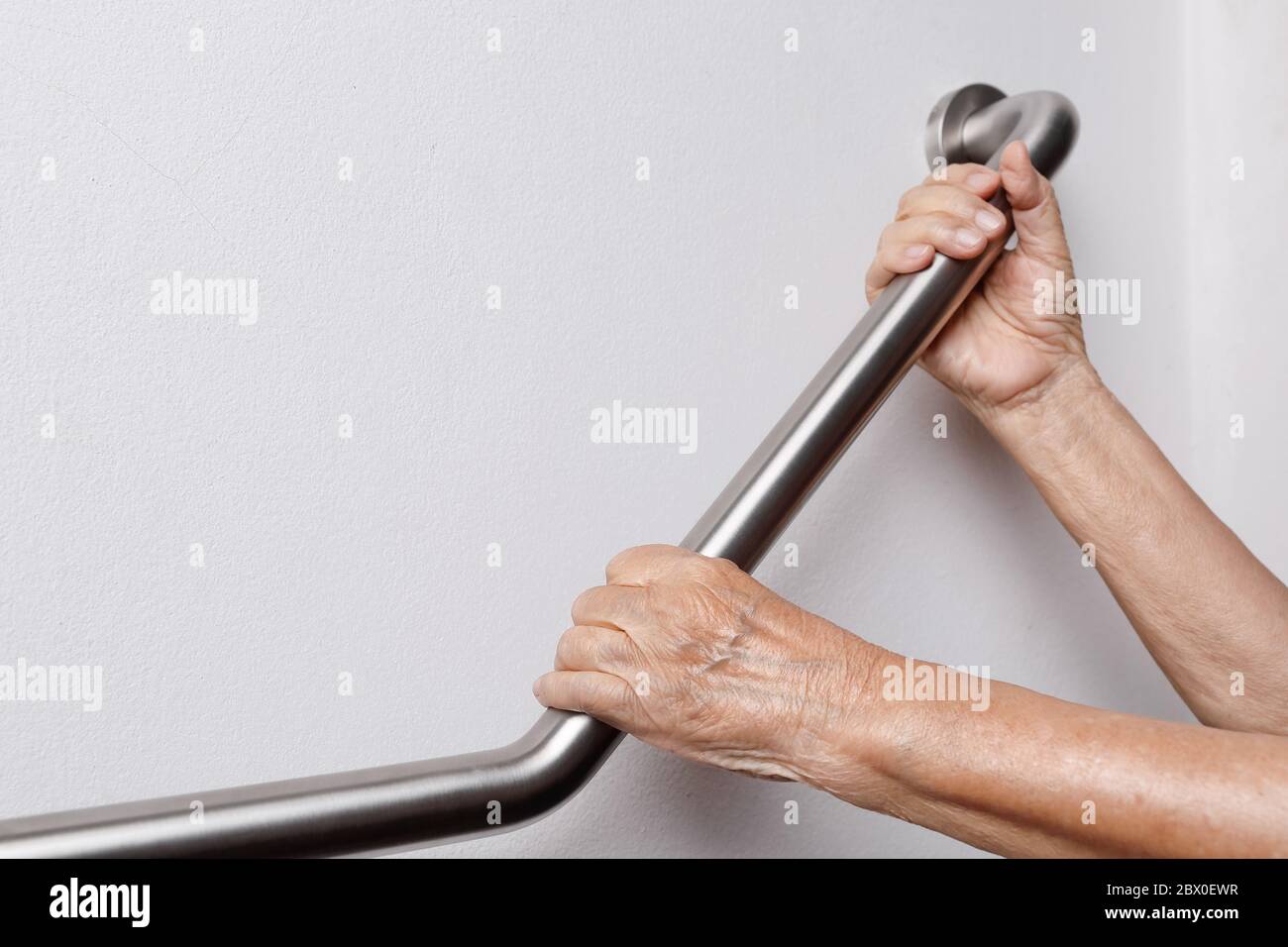 Ältere Frau Holding auf Handlauf für Sicherheit Schritte Stockfoto