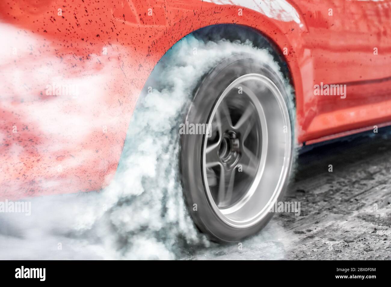 Drag Racing Auto brennt Kautschuk aus seiner Reifen in Vorbereitung auf das Rennen Stockfoto