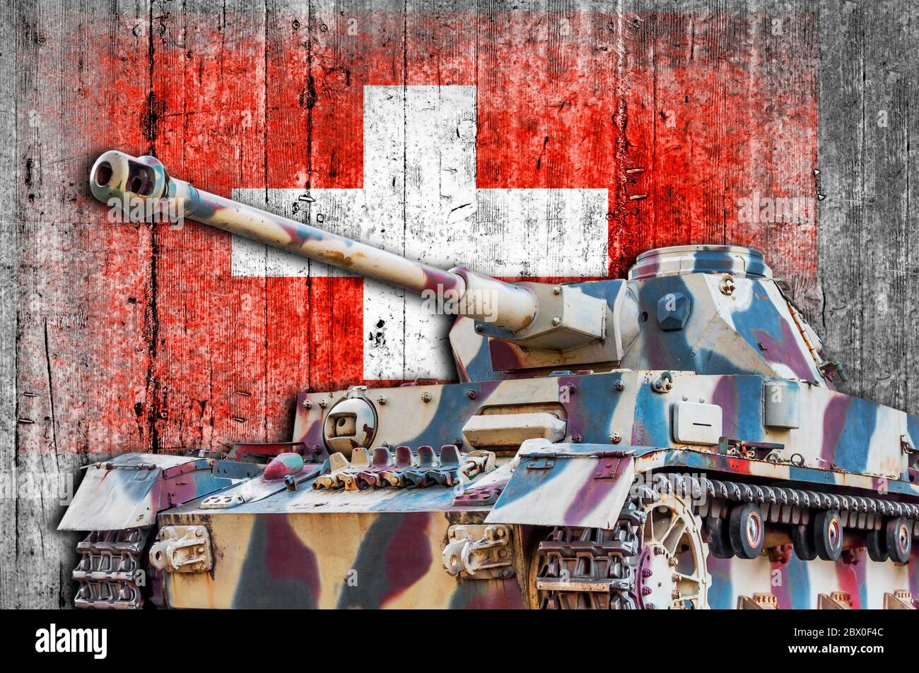 Militärpanzer mit Schweizer Flagge aus Beton Stockfoto