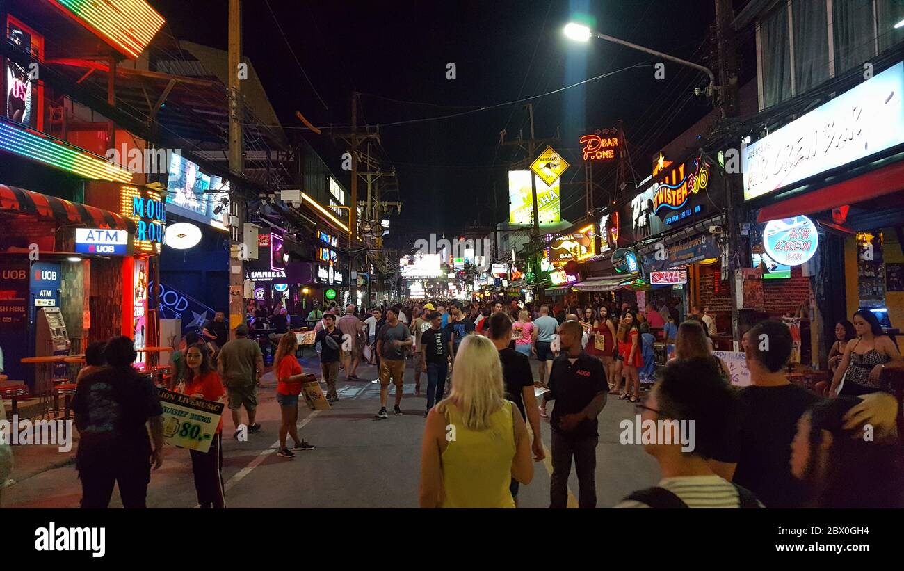Touristen Waling Auf Bangla Road Walking Street In Der Nacht, Patong Phuket, Thailnad 17/11/2019 Stockfoto