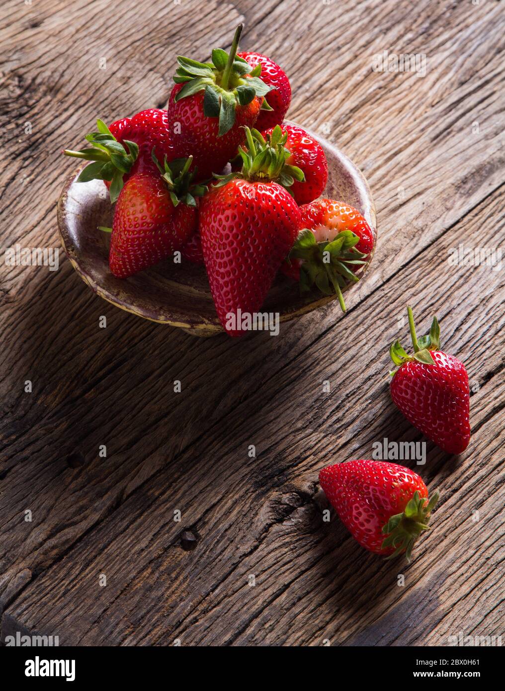 Frische Erdbeeren auf alten hölzernen Hintergrund Stockfoto