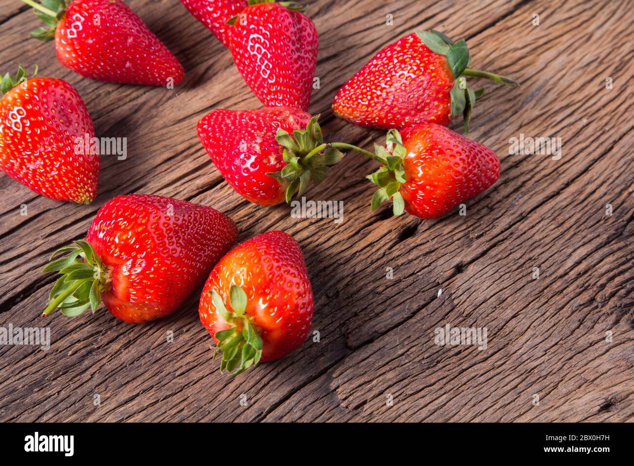 Frische Erdbeeren auf alten hölzernen Hintergrund Stockfoto