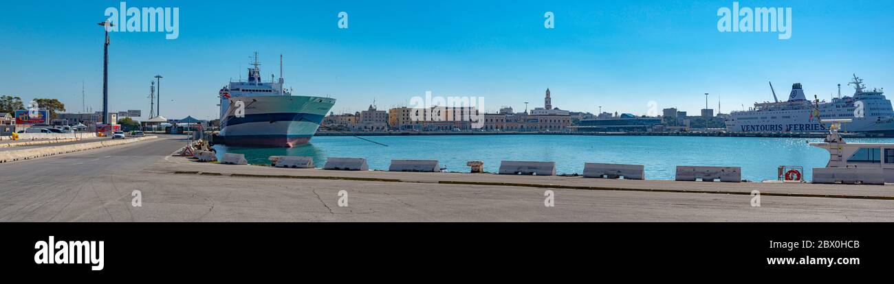Bari, Italien - 17. Februar 2019: Übersicht der Schiffe im Hafen von Bari, im Hintergrund ist der Glockenturm der Basilika zu sehen. Apulien Stockfoto
