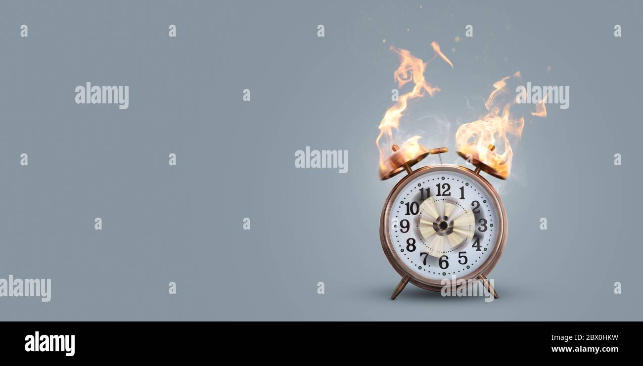 Out of Time Konzept - Uhr in Brand mit tatsächlichen Flamme Stockfoto