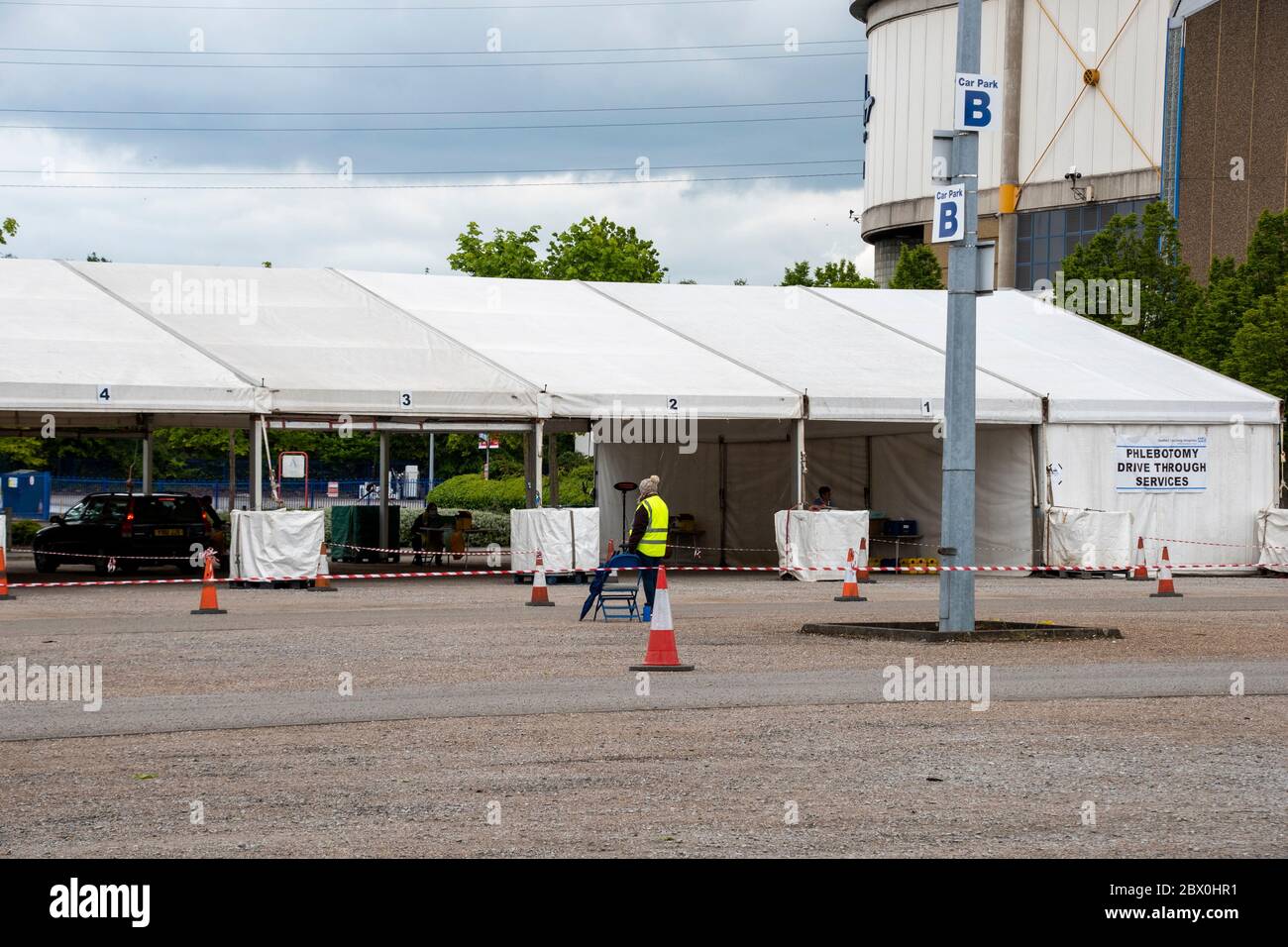 Sheffield UK – Mai 13 2020: FlyDSA Arena Sheffield dient als PPE-Lagerung und fährt während der Coronavirus-Pandemie A durch das Covid-19 Testzentrum Stockfoto