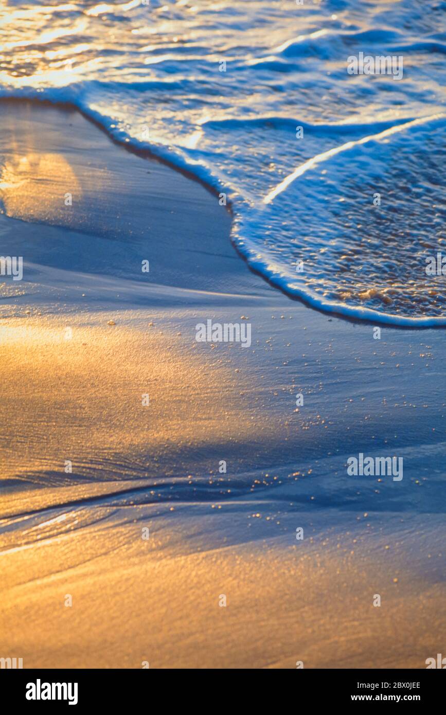 Einlaufendes Wildwasser, das auf Falten aus nassem Sand fließt Stockfoto