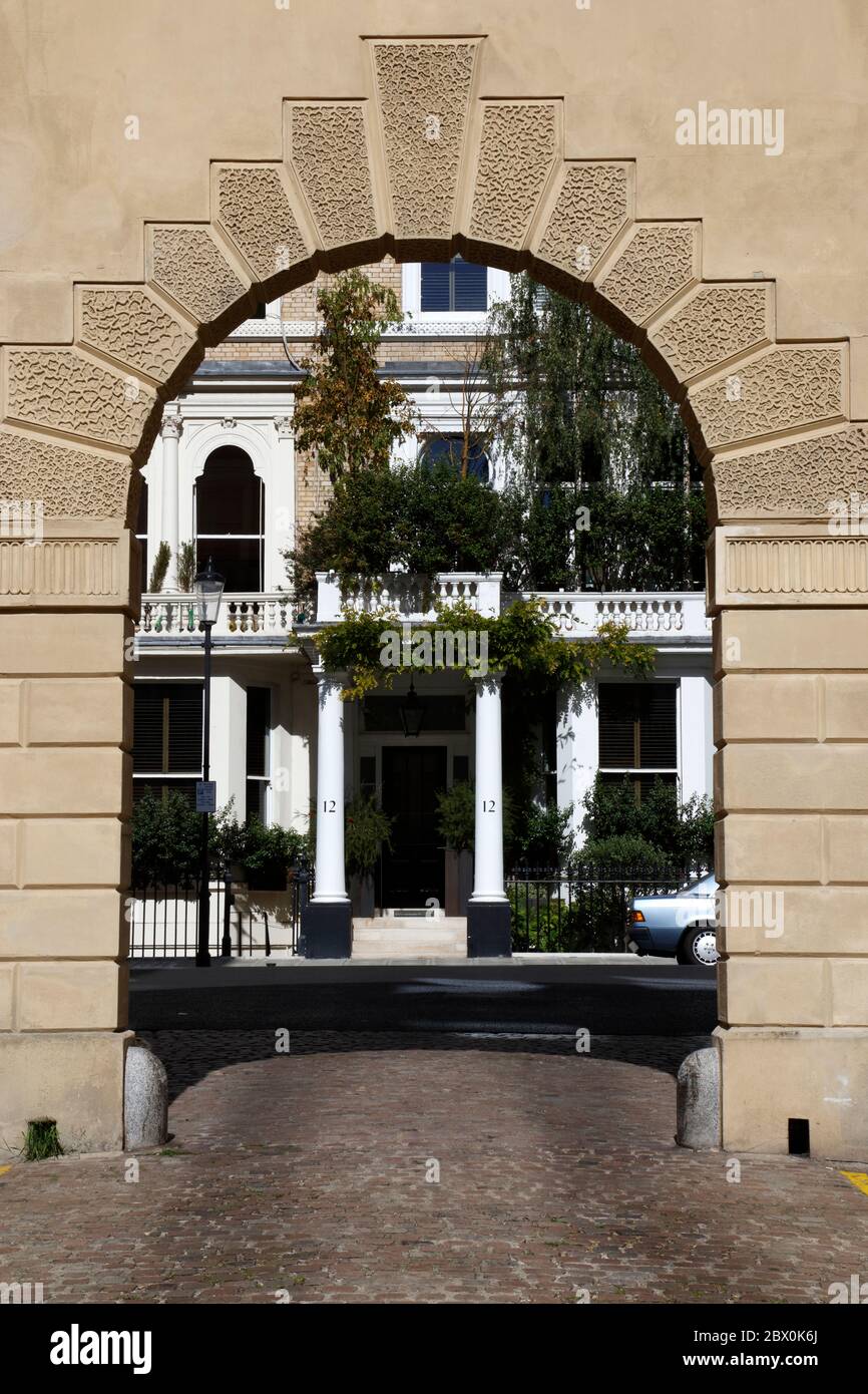 Bogen, der vom Queen’s Gate Place Mews zum Queen’s Gate Place, South Kensington, London, Großbritannien, führt Stockfoto