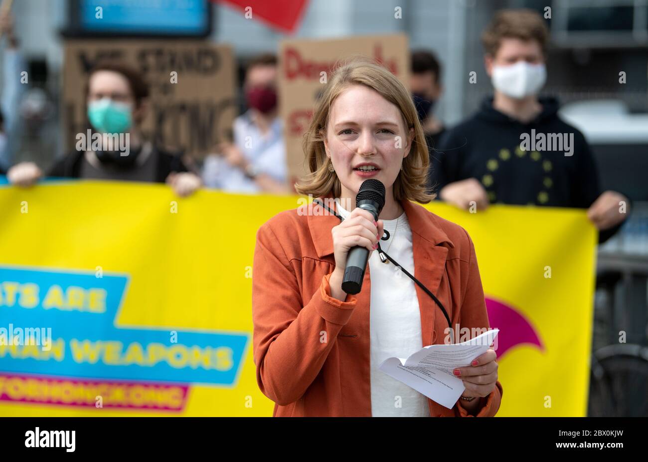 Berlin, Deutschland. Juni 2020. Ria Schröder, Bundesvorsitzende der Jungen Liberalen, spricht bei einer Protestaktion der FDP-Fraktion gegen das kürzlich verabschiedete Sicherheitsgesetz für Hongkong und den zunehmenden Einfluss des autoritären Regimes der Volksrepublik China auf die Sonderverwaltungsregion Hongkong. Der Protest findet anlässlich des Massakers am 4. Juni 1989 vor der chinesischen Botschaft statt. Quelle: Bernd von Jutrczenka/dpa/Alamy Live News Stockfoto