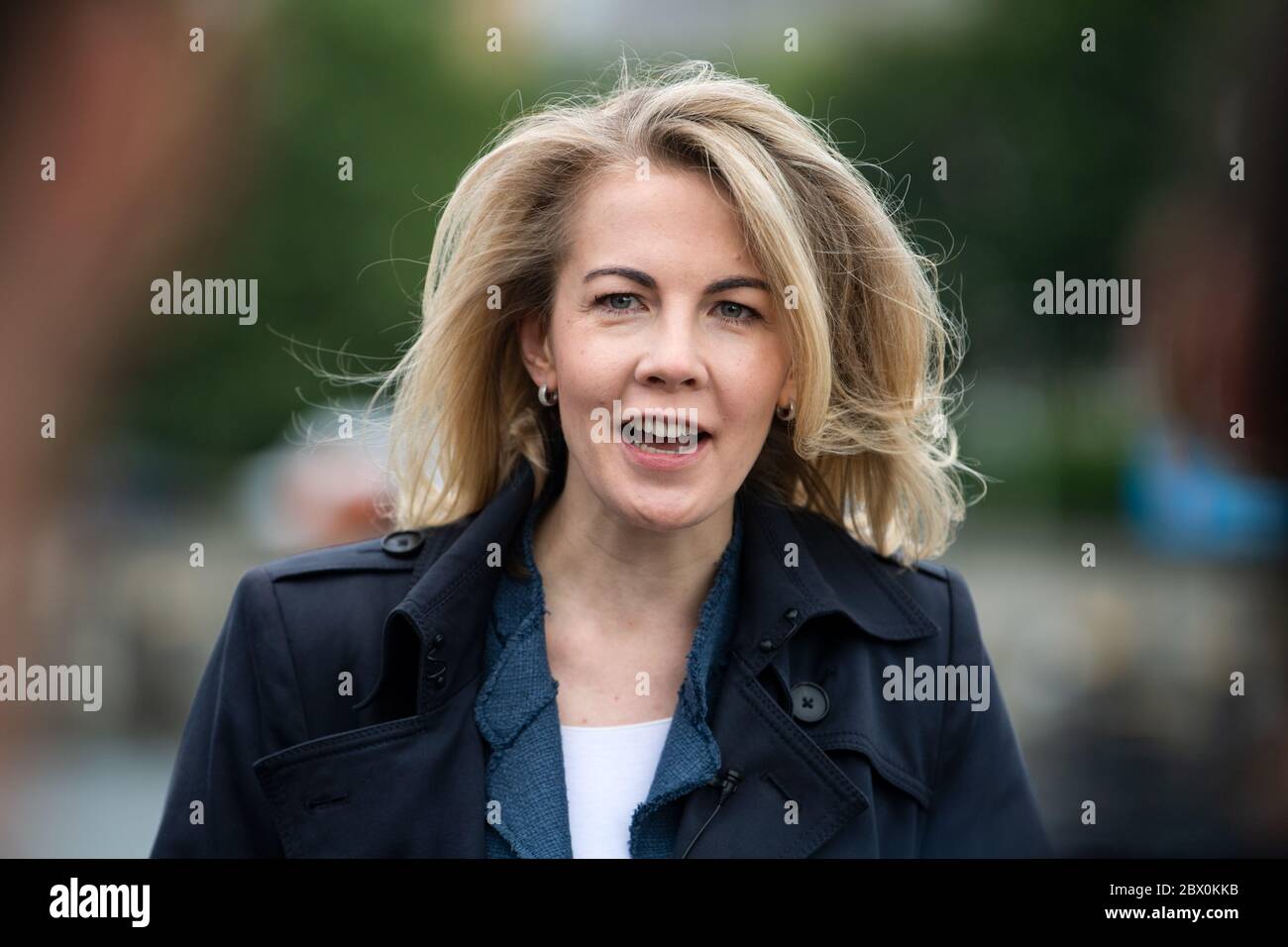 Berlin, Deutschland. Juni 2020. Linda Teuteberg, FDP-Generalsekretärin, Vor Medienvertretern am Rande einer Protestaktion der FDP-Fraktion gegen das kürzlich verabschiedete Sicherheitsgesetz für Hongkong und den zunehmenden Einfluss des autoritären Regimes der Volksrepublik China auf die Sonderverwaltungsregion Hongkong. Der Protest findet anlässlich des Massakers am 4. Juni 1989 vor der chinesischen Botschaft statt. Quelle: Bernd von Jutrczenka/dpa/Alamy Live News Stockfoto