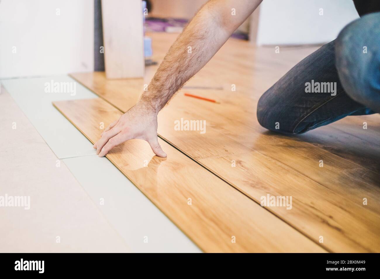 Imitation des Holzbodens - das preiswerte qualitative praktische Laminat Stockfoto
