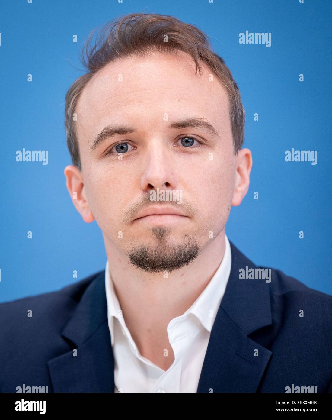 Berlin, Deutschland. Juni 2020. Holger Bär (l.), Forum Ökologisch-Soziale Marktwirtschaft (FÖS), stellt auf der Bundespressekonferenz die Greenpeace-Studie "Grüne Konjunkturpakete schaffen über 360,000 neue Arbeitsplätze" vor. Kredit: Kay Nietfeld/dpa/Alamy Live News Stockfoto