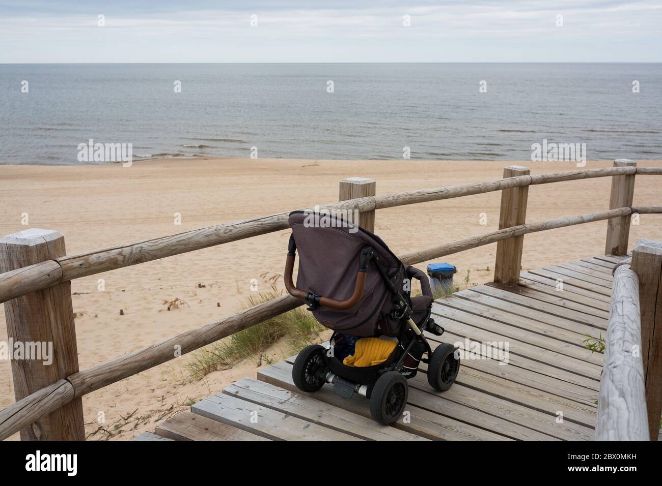 Stadt Carnikava, Lettland. Kinderwagen stehen am Meer, umgeben von Natur und frischer Luft.03.06.2020 Stockfoto