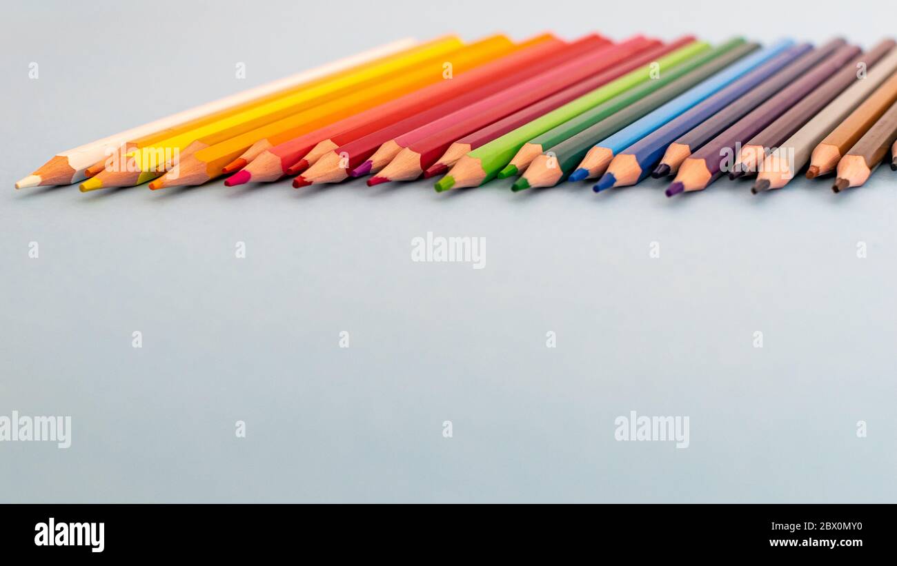 Eine Auswahl von bunt geschärften Bleistift auf einem Tisch in einer Linie Stockfoto
