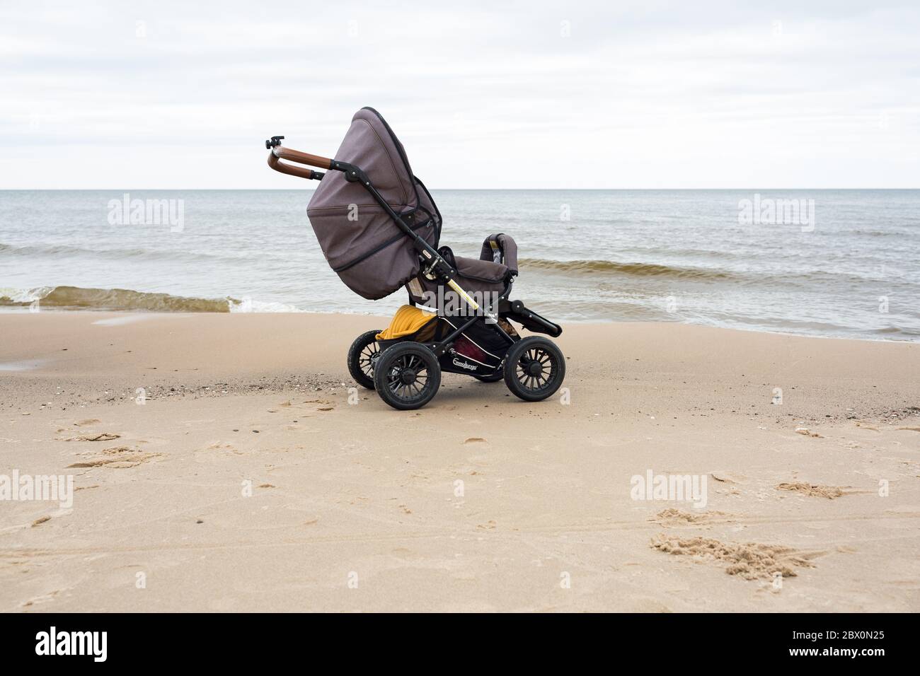 Stadt Carnikava, Lettland. Kinderwagen stehen am Meer, umgeben von Natur und frischer Luft.03.06.2020 Stockfoto