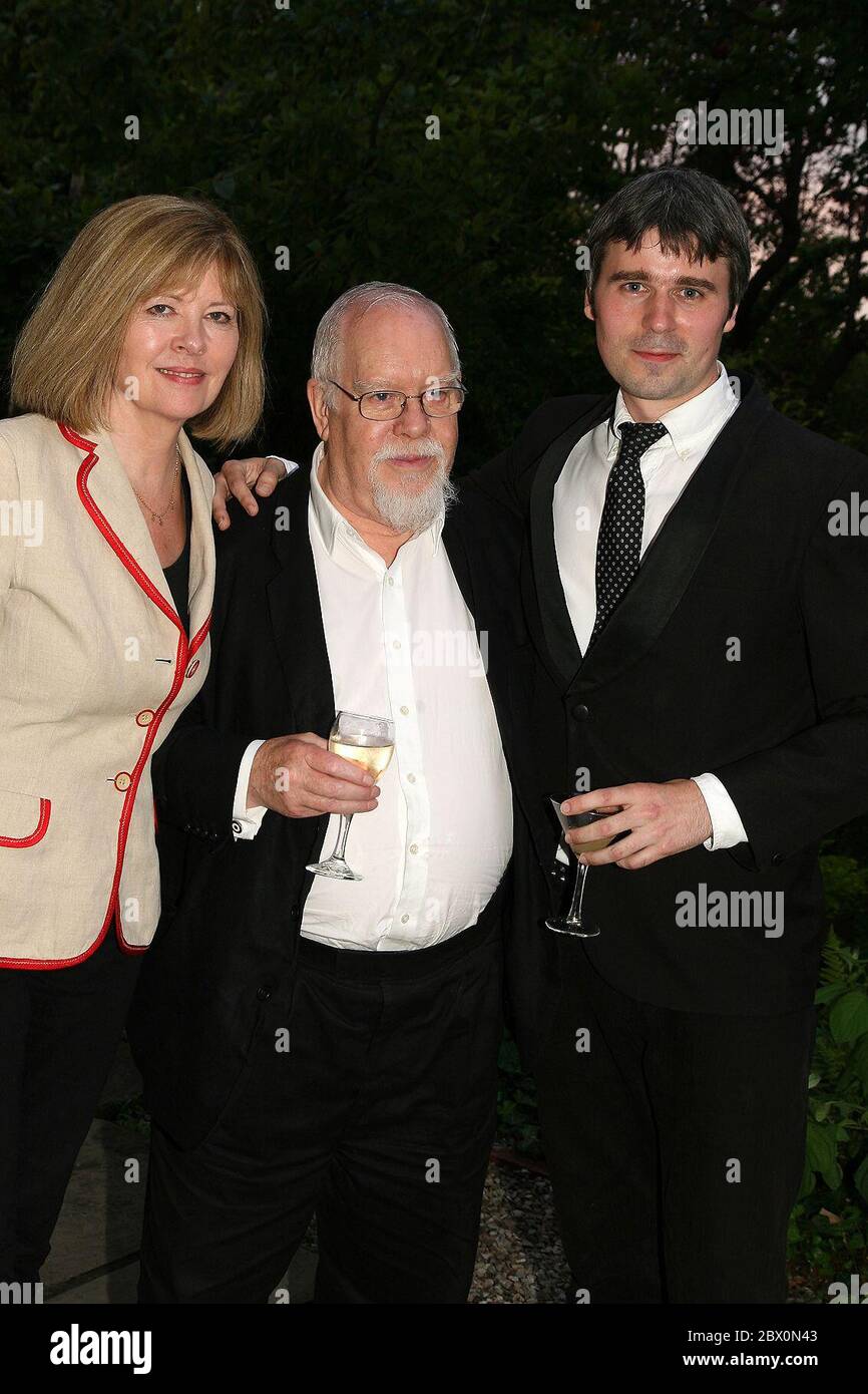 Der Künstler Sir Peter Blake und seine Frau Chrissy mit Regisseur/Produzent Louis Price bei der Beyond Biba Premiere in Kensington Roof Gardens London Stockfoto