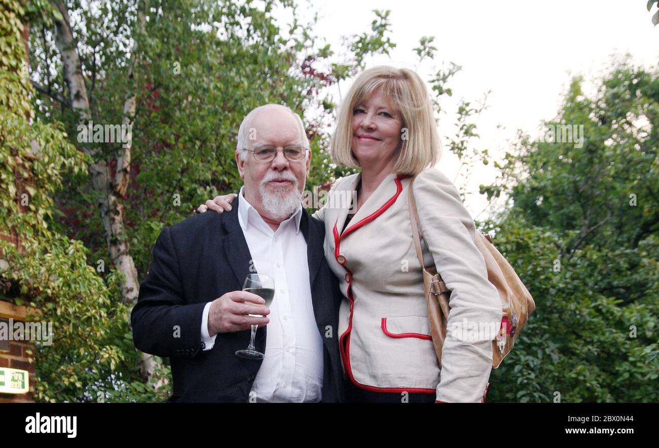 Der Künstler Sir Peter Blake und seine Frau Chrissy bei der Beyond Biba Premiere in Kensington Roof Gardens London Stockfoto