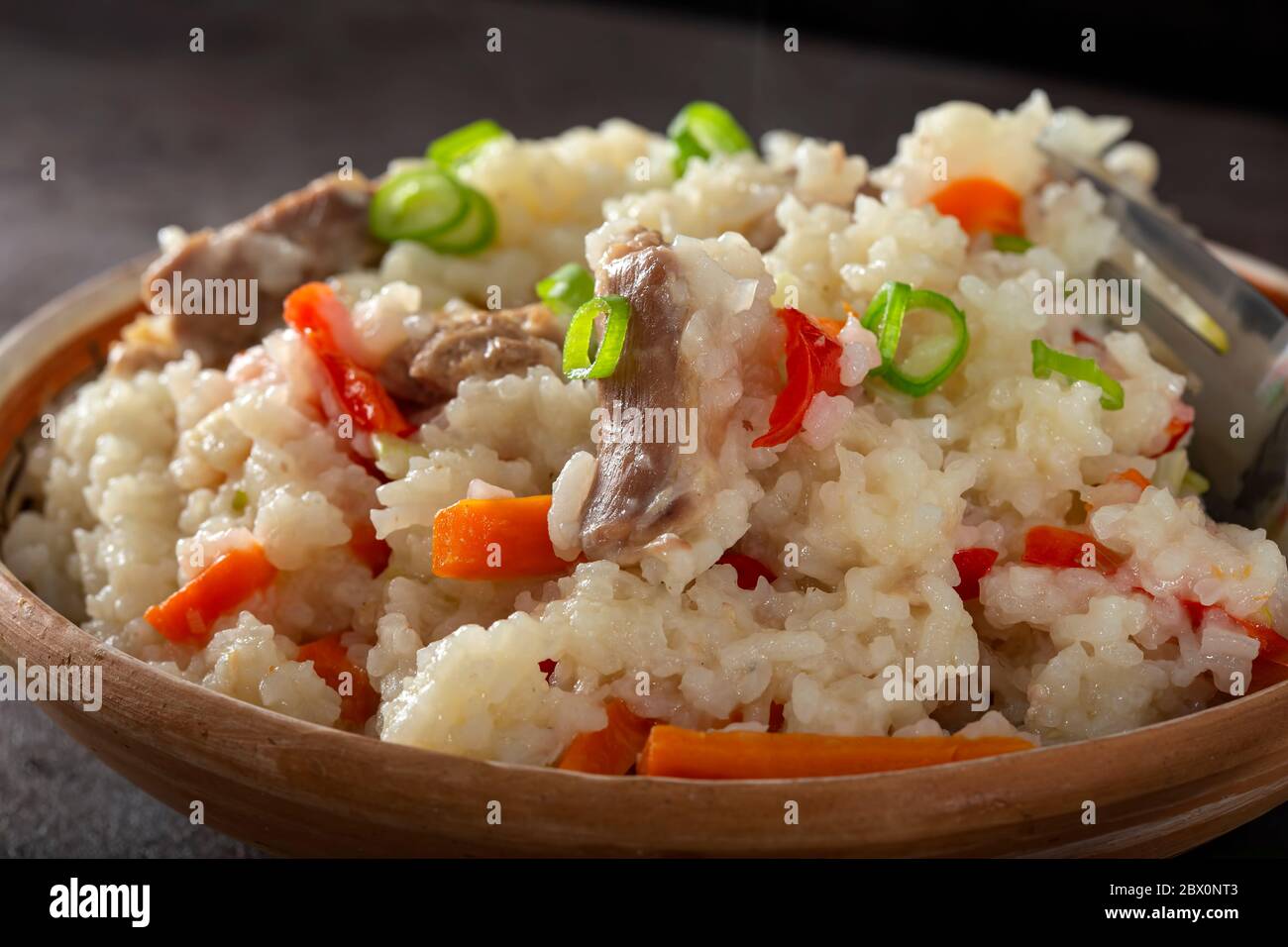 Reis Eintopf mit Hühnerfleisch und Gemüse in der Schüssel Stockfoto