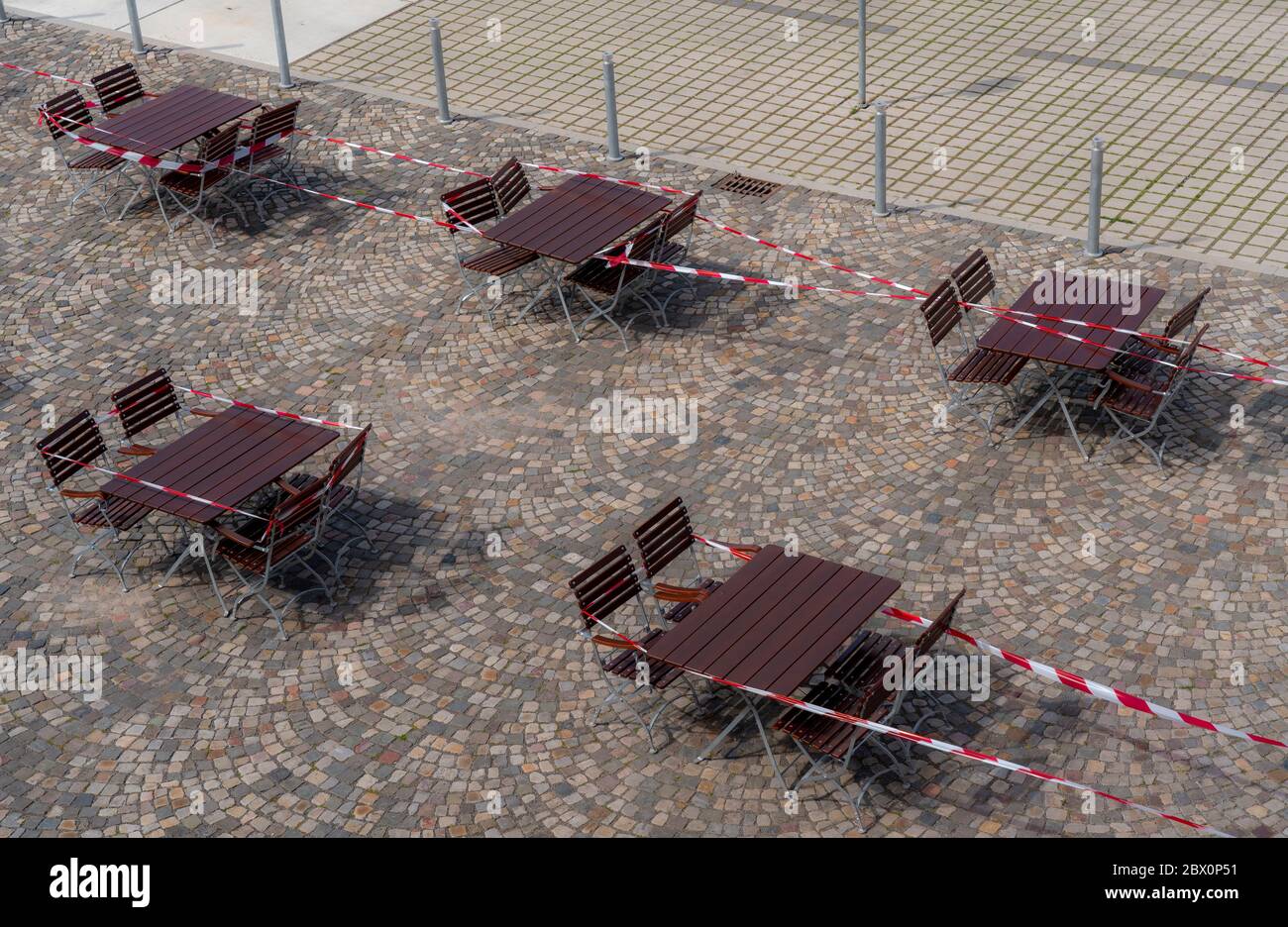 Gastronomie während der Corona-Krise, verschlossene Tische im Biergarten, Essen, Ruhrgebiet, NRW, Deutschland Stockfoto