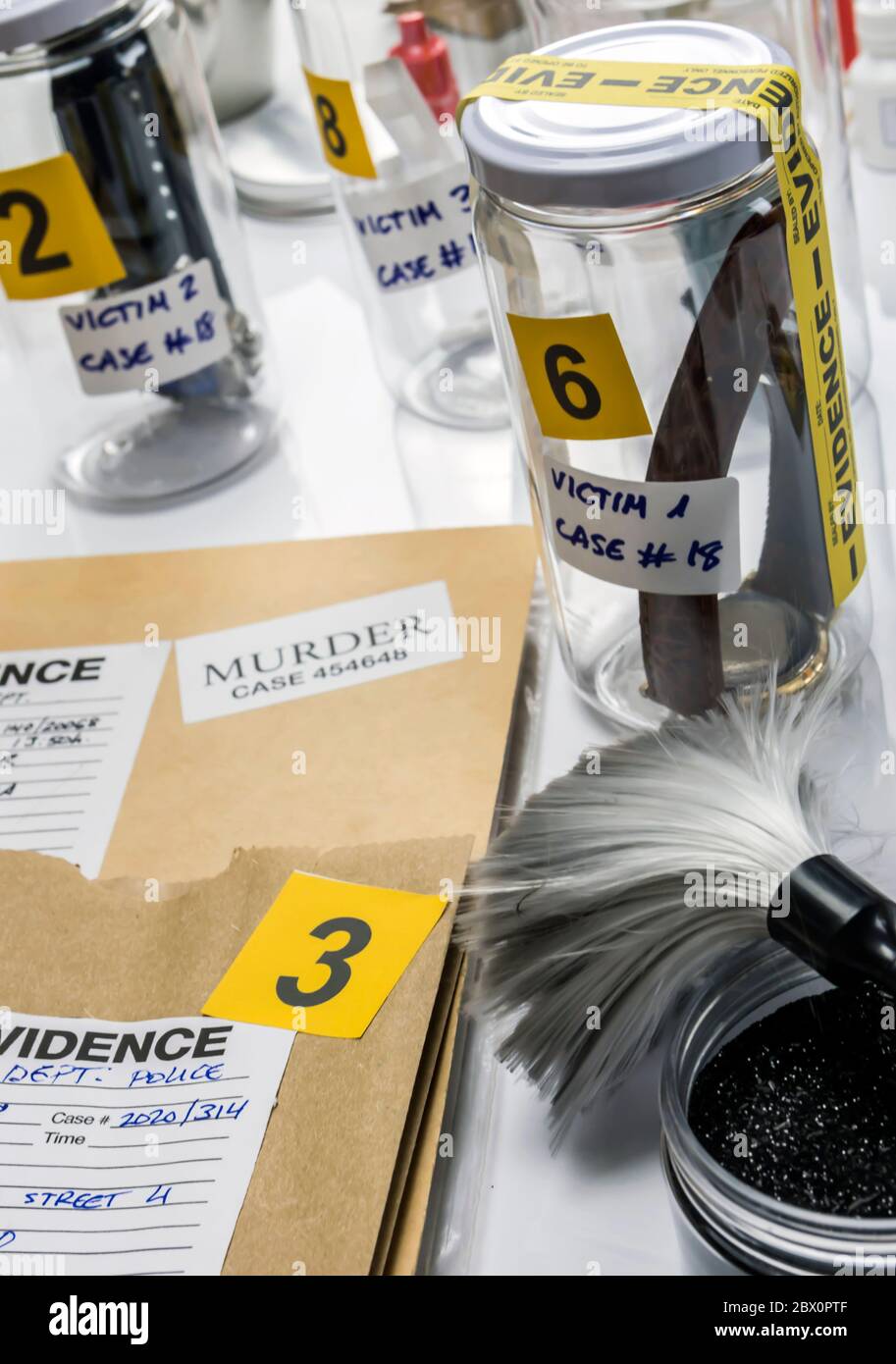 Kriminalistisches Labor, Opferuhr-Analyse für Mord, konzeptuelles Bild Stockfoto