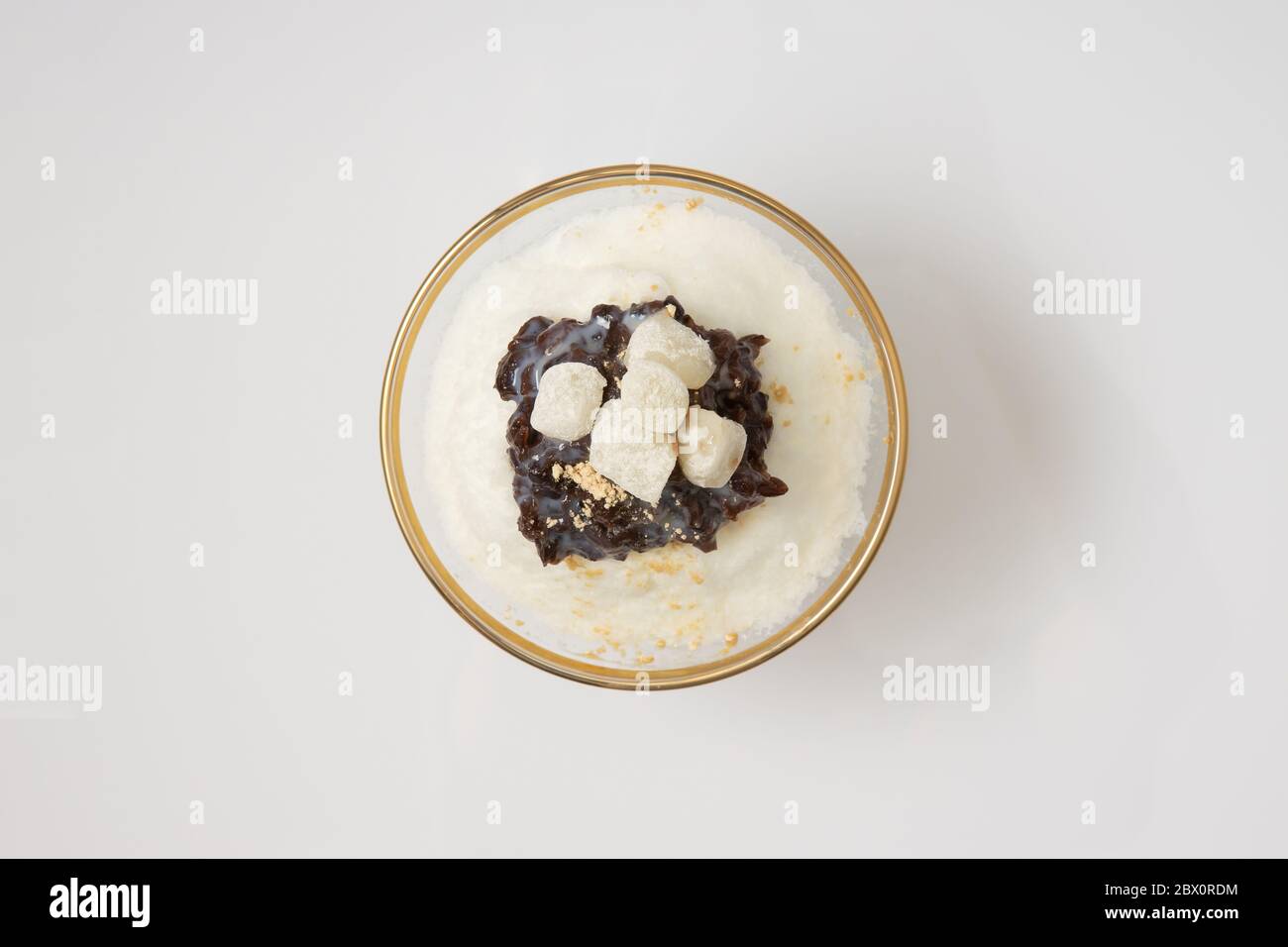 Topview und BingSu. Es ist Adzuki-Bohnenpaste, Milch, Eis, klebrigen Reiskuchen, Fruchtcocktail, und so etwas auf rasierte Eis. Es ist süß und ve Stockfoto