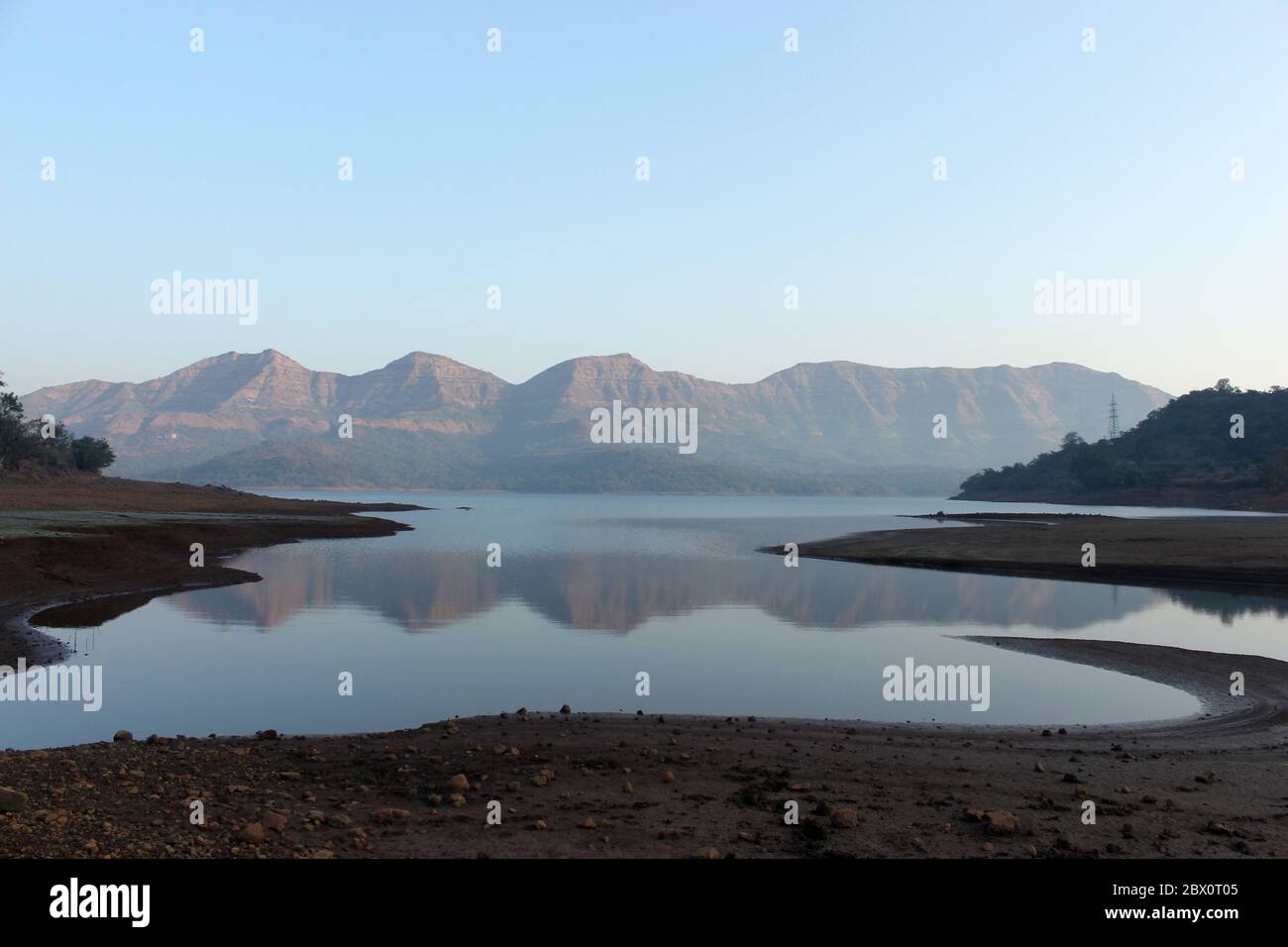 Spiegelung der Hügel in Mulshi Damm, Mulshi, Pune, Maharshtra, Indien Stockfoto