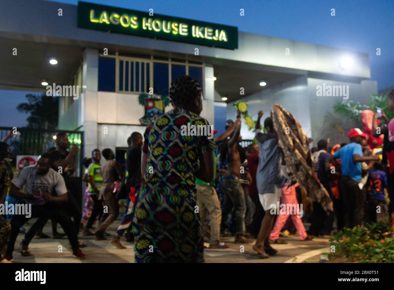 Lagos, Nigeria. Mitglieder Lagos waterfront commmunities" Tanzen an der Lagos Gouverneur Amt aus Protest gegen die Weigerung der Regierung Gerichtsbeschluss zu gehorchen. November 15, 2017. Mehr als 6 Monate nach dem Urteil des Gerichtshofs hat der Staat noch seine Versprechen zu erfüllen und die gerichtliche Anordnungen gehorchen. Otodo Gbame und andere waterfront Gemeinschaften inszenierte einen friedlichen Protest gegen die Regierung. Der Protest abgerechnet wurde für drei Nächte und Tage, die Nigeria Polizei auf die Demonstranten 12.28 gesprungen bin am 16. November und 158 Demonstranten festgenommen. Sie wurden später zu sig Stockfoto