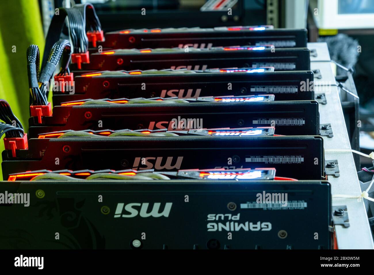 Die Bitcoin Bergbaufarm. IT-Hardware. Elektronische Geräte mit Ventilatoren. Kryptowährungsarbeiter. Stockfoto