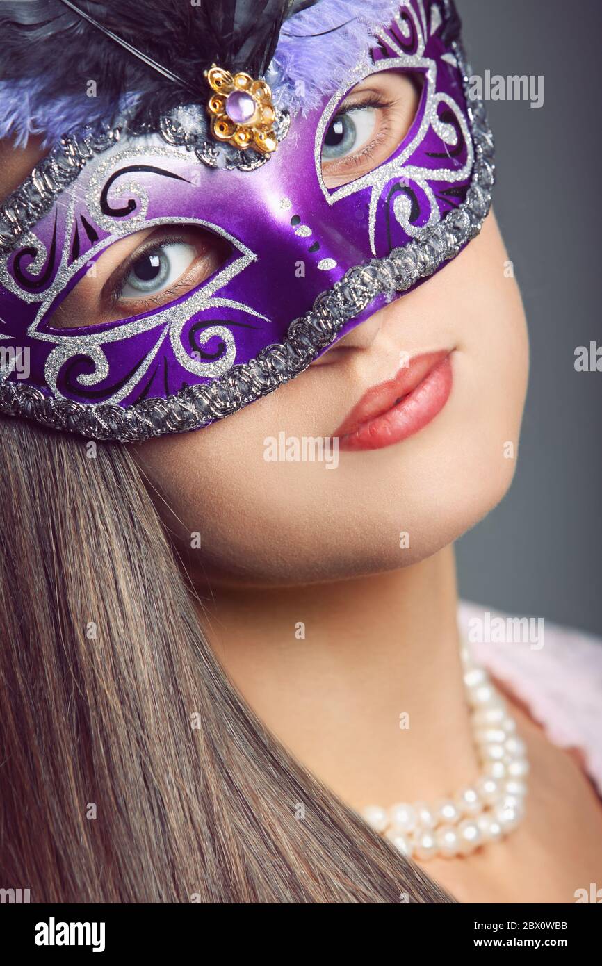 Beauty-Portrait mit venezianischer Maske. Karneval in Venedig Stockfoto