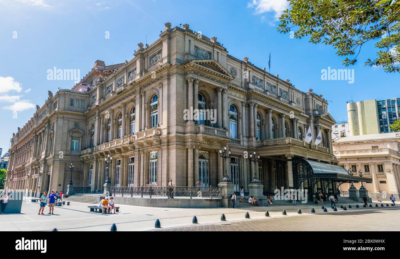 Buenos Aires, Argentinien - 20. Januar 2019, Touristen besuchen die alte majestätische teatro (Theater) Colon im Herzen der Stadt Stockfoto