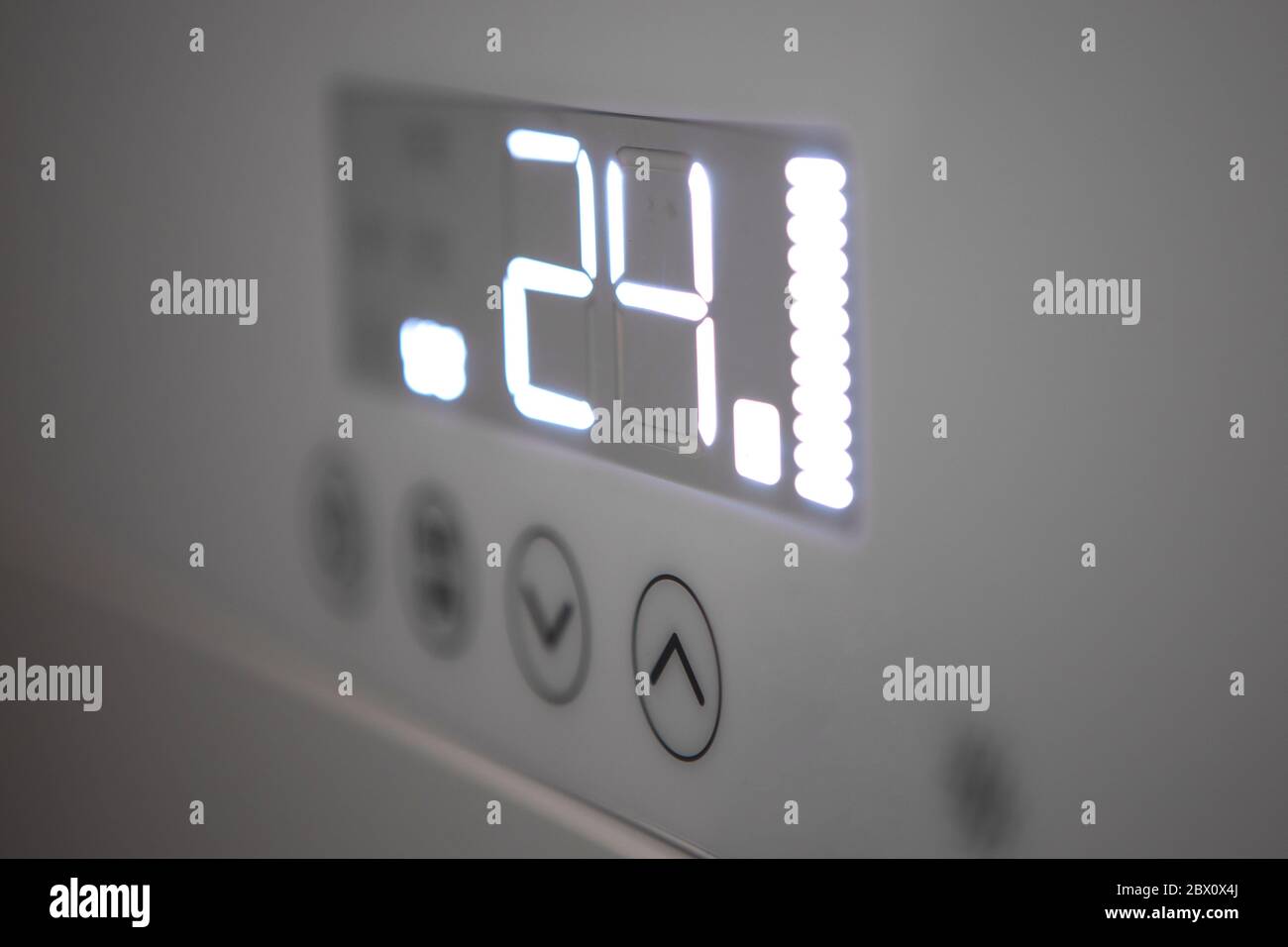 24 Grad Celsius, wie durch die digitale Flüssigkeit der Klimaanlage angezeigt. Stockfoto