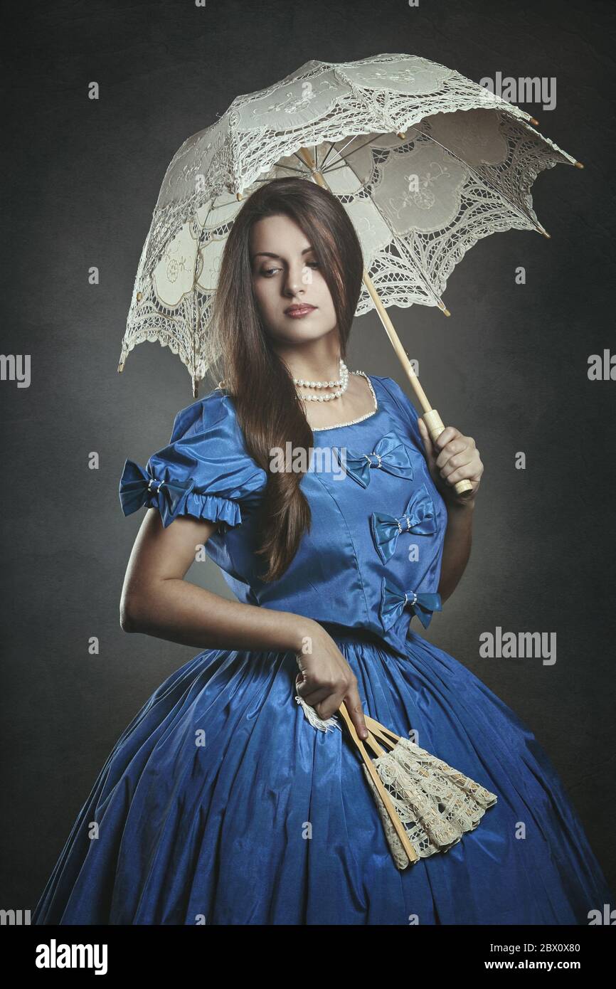 Edle schöne Frau posiert mit Regenschirm und Fächer. Karneval in Venedig Stockfoto