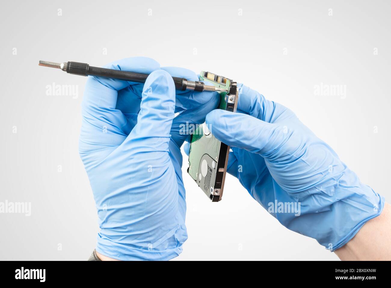 Ein Fachmann repariert eine Festplatte unter Laborbedingungen Stockfoto