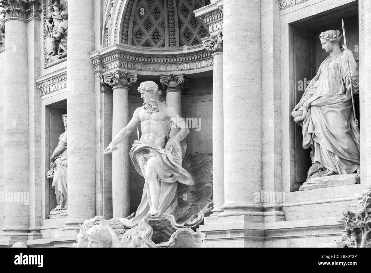 Rom, Italien - 13. Februar 2016: Skulpturen des Trevi-Brunnens. Es ist eine der beliebtesten Touristenattraktionen in Rom. Schwarzweiß-Foto Stockfoto
